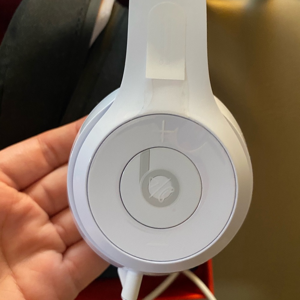 Beats solo 3 wireless gloss white
